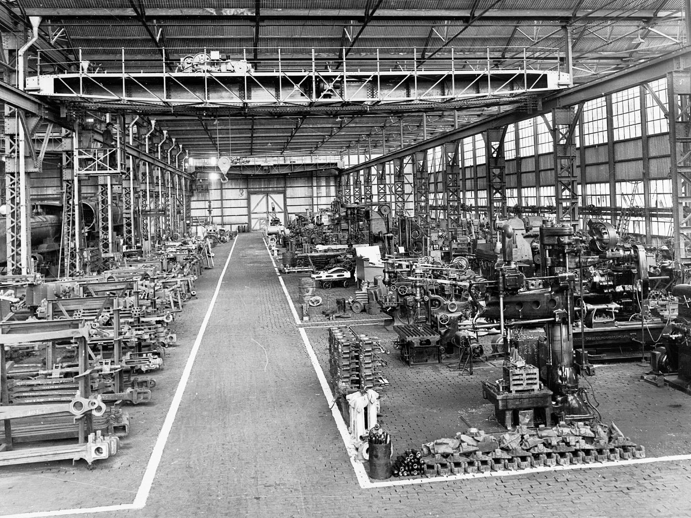 Taller metalúrgico con tornos y maquinaria industrial, como el de una metalúrgica en Concepción del Uruguay