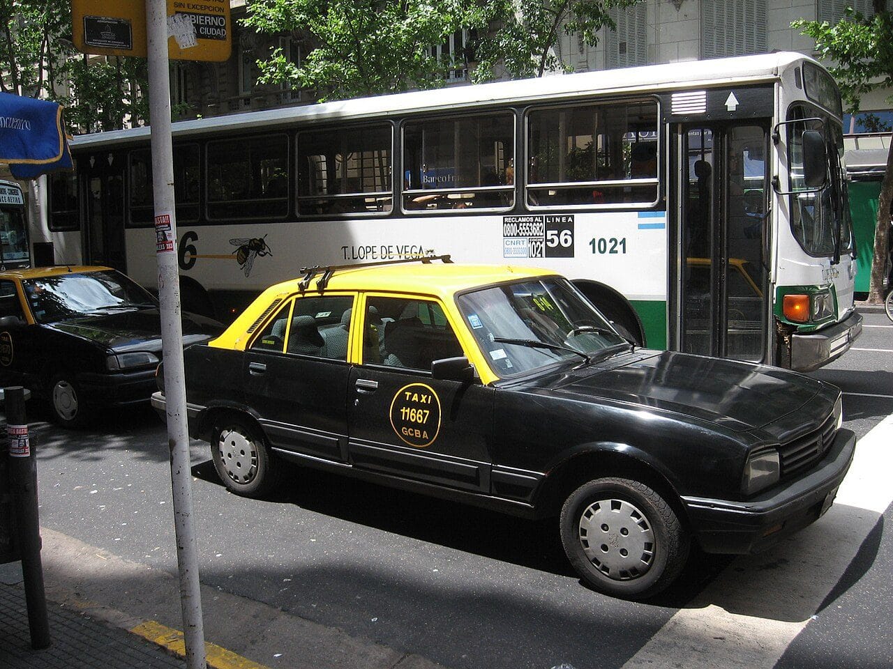 Auto de remis estacionado en una calle de Argentina