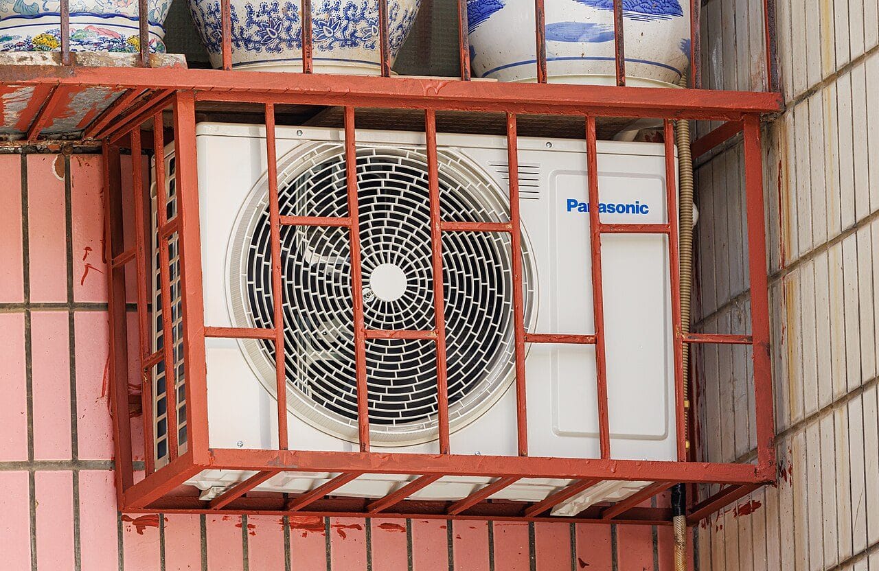 Equipos de aire acondicionado instalados en una pared