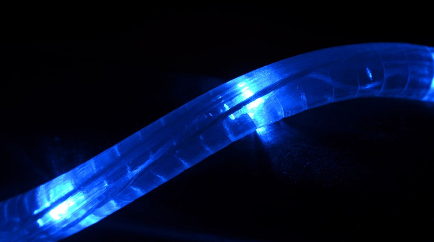 Tira de luces LED azul encendida