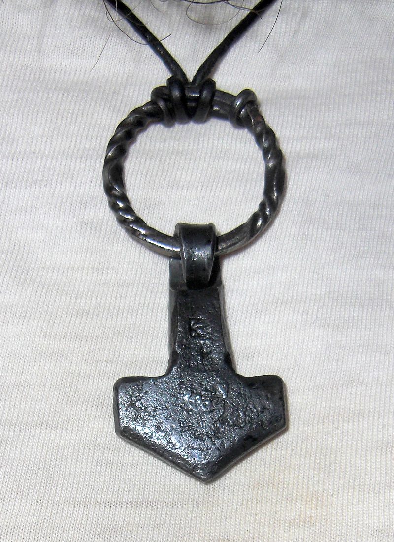 Colgante martillo de Thor de inspiración vikinga