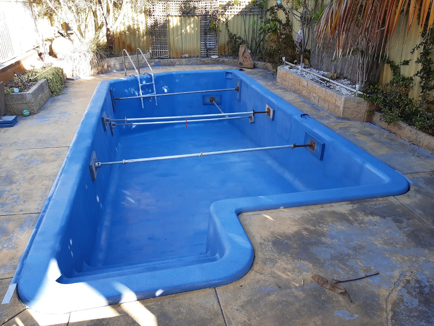Piscina celeste lista para su mantenimiento